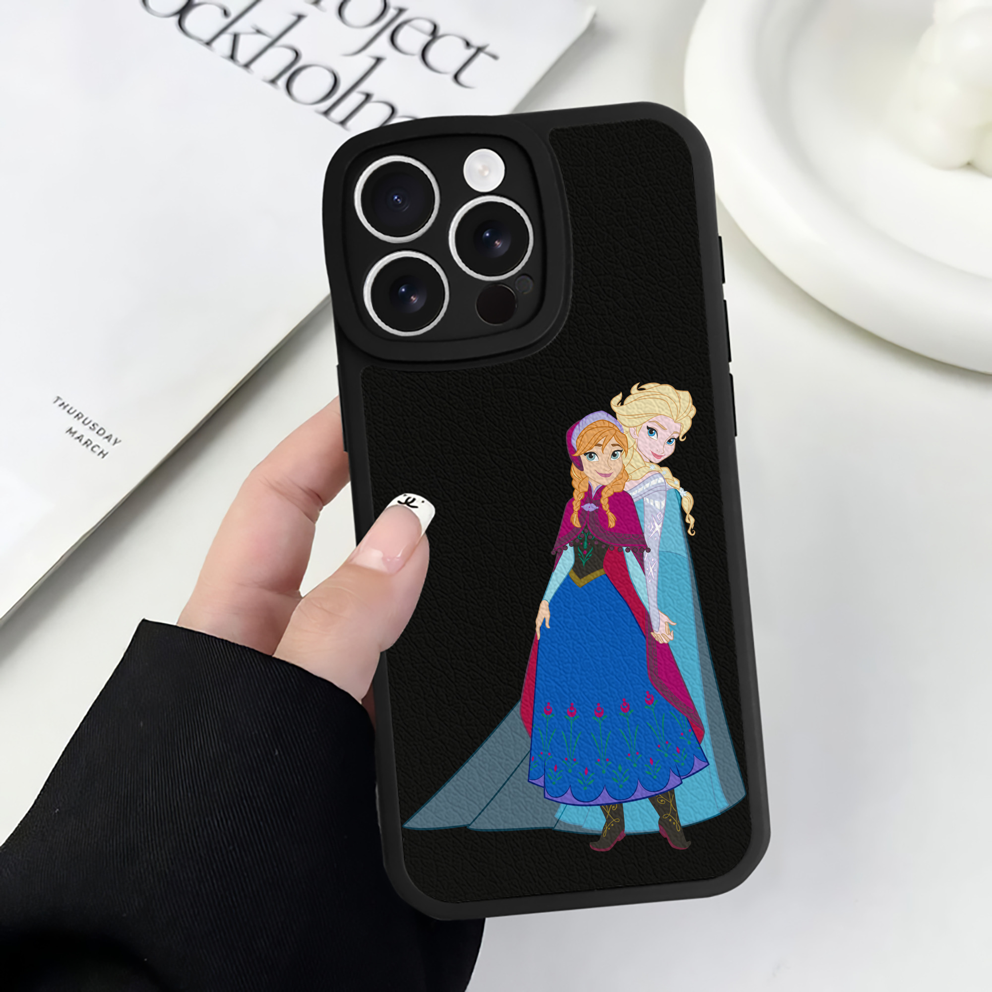 （画像用） アナと雪の女王 アンナ エルサ Frozen Anna Elsa 【iPhone 16シリーズ対応】シリコンスマホケース（レザー調） 材質：シリコン